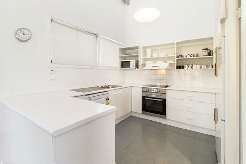 'Matilda' - Spacious & Centrally Located With Great Lake Views - Holiday Find 3