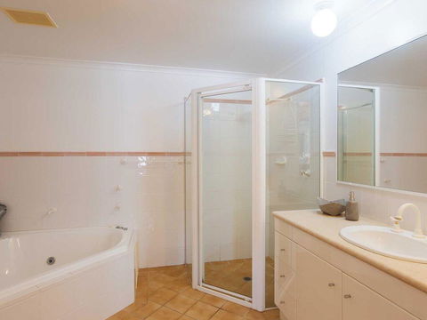 1 'Peninsula Waters', 2-4 Soldiers Point Road - Aircon, Pool & Massive Outdoor Area - Holiday Find 2
