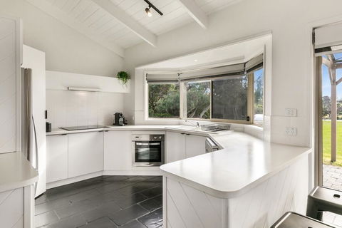 1 Oak - Rye Back Beach Accommodation - Holiday Find 3
