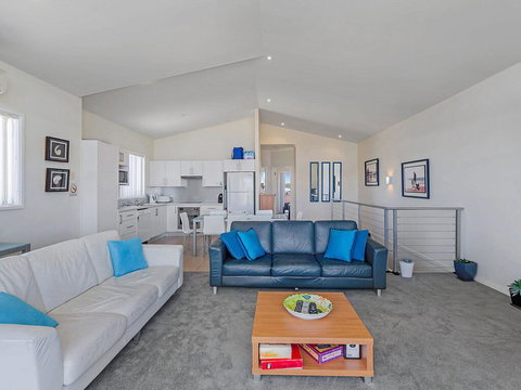 1/32 Ocean Avenue - Three Bedrooms, Three Bathrooms, Air Con, Boat Parking & Water Views - Holiday Find 2