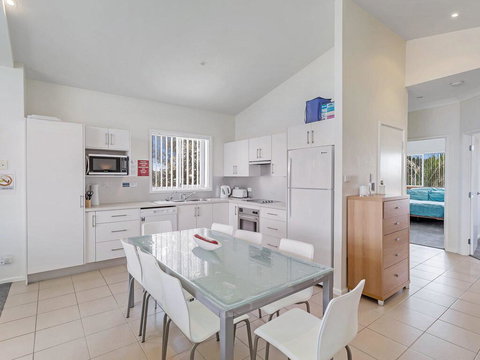 1/32 Ocean Avenue - Three Bedrooms, Three Bathrooms, Air Con, Boat Parking & Water Views - Holiday Find 3