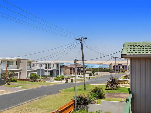 1/32 Ocean Avenue - Three Bedrooms, Three Bathrooms, Air Con, Boat Parking & Water Views - Holiday Find 0