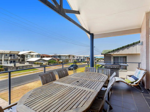 1/32 Ocean Avenue - Three Bedrooms, Three Bathrooms, Air Con, Boat Parking & Water Views - Holiday Find 1