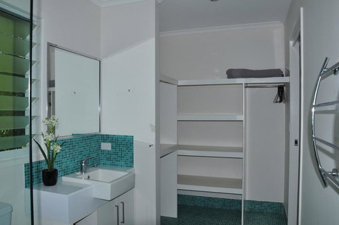 10 Double Island Drive - Modern Family Home, Centrally Located, Swimming Pool & Outdoor Area - Holiday Find 2