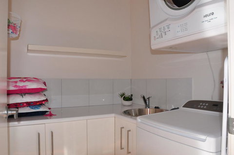 10 Double Island Drive - Modern Family Home, Centrally Located, Swimming Pool & Outdoor Area - Holiday Find 3