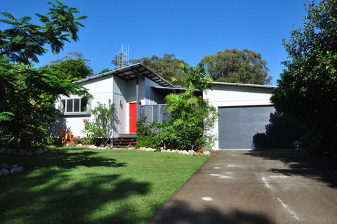10 Double Island Drive - Modern Family Home, Centrally Located, Swimming Pool & Outdoor Area - Holiday Find 0