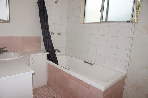 11 Bomburra Court - Rainbow Beach, Comfortable Beach House, Plenty Of Boat Parking - Holiday Find 1