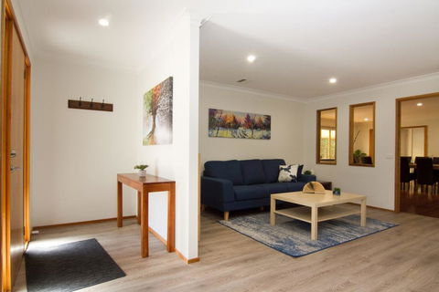 12 Mount Porepunkah Road - Holiday Find 0
