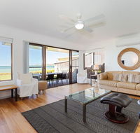2 'The Pelicans' 53 Soldiers Point Road - ground floor unit on the waterfront - Holiday Find