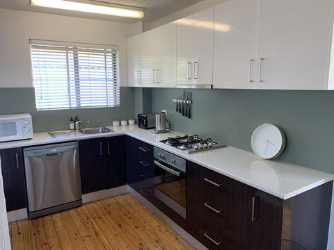 2 Bed Bar Beach Apartment - Stroll To Beach & Cafes, Supermarket Apartment 6 - Holiday Find 0