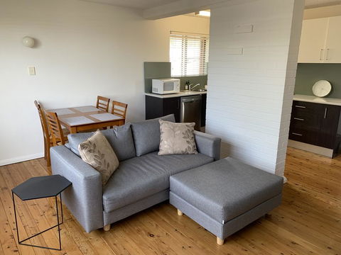 2 Bed Bar Beach Apartment - Stroll To Beach & Cafes, Supermarket Apartment 6 - Holiday Find 1