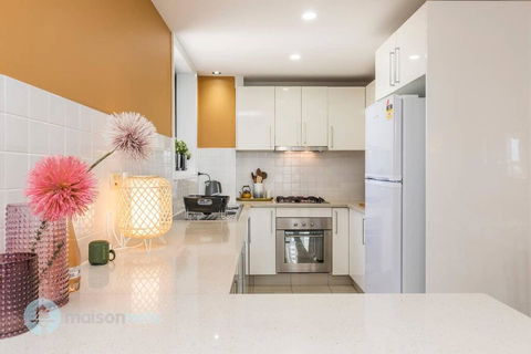 2 Bedroom 2 Bathroom Apt With Balcony And Parking - Holiday Find 1