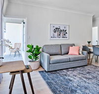 2 Bedroom Apt with Balcony  Air Con in Plympton - Holiday Find