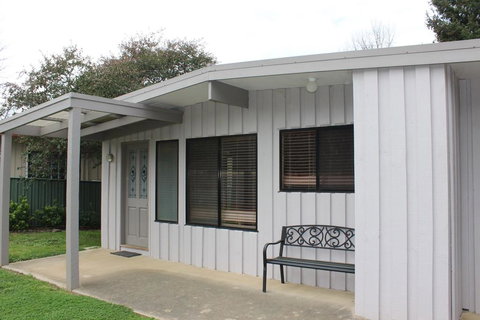 20 Toorak Rd, Bright - Holiday Find 1