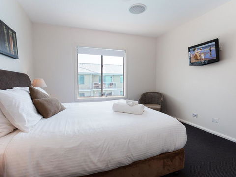 245 'Pacific Blue', 265 Sandy Point Rd - Air Conditioned Unit With Resort Facilities And Linen Supplied - Holiday Find 2
