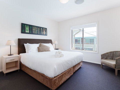 245 'Pacific Blue', 265 Sandy Point Rd - Air Conditioned Unit With Resort Facilities And Linen Supplied - Holiday Find 1