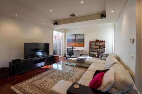 Brighton Chic Pet Friendly Near Beach & Train - Holiday Find 0