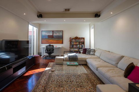 Brighton Chic Pet Friendly Near Beach & Train - Holiday Find 1