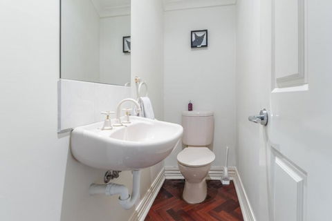 Brighton Chic Pet Friendly Near Beach & Train - Holiday Find 4