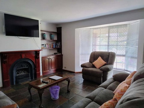 Charming 4BR Retreat Near Gawler - Holiday Find 1