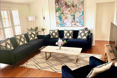 Charming 5BR Family Home W/Pool 10min From Airport - Holiday Find 2