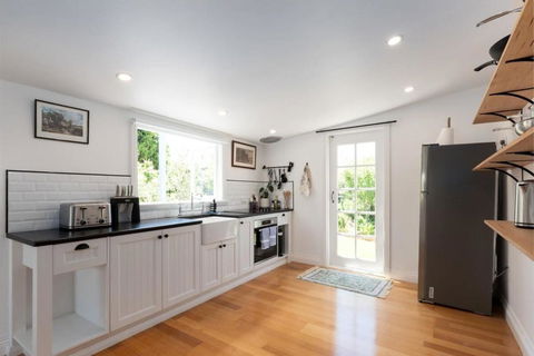 Cute As A Button Cottage In Charming Evandale - Holiday Find 2