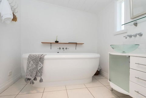 Cute As A Button Cottage In Charming Evandale - Holiday Find 4