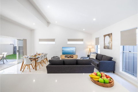 Daze On Dowling 25b Dowling Street WiFi, Air Conditioning 700 Metres To The Water - Holiday Find 4