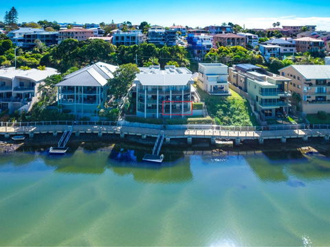 Deja Blue On The Creek - Holiday Find 1