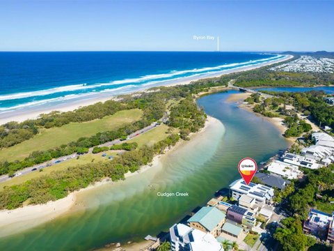 Deja Blue On The Creek - Holiday Find 4