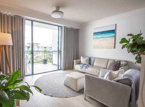 Deluxe Resort Apartment - Sunshine Coast - Holiday Find 0