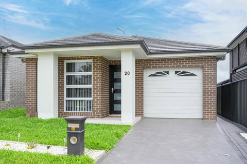 Denham Court 4Br With Central AC & WiFi Near Coles - Holiday Find 3