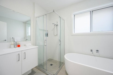 Denham Court 4Br With Central AC & WiFi Near Coles - Holiday Find 4