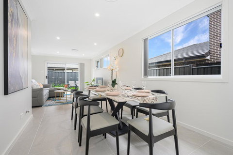 Denham Court 4Br With Central AC & WiFi Near Coles - Holiday Find 0