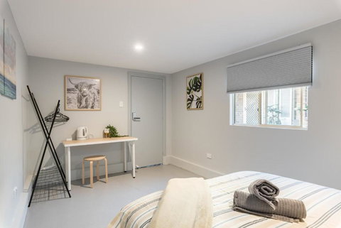 Detached Double Room - Seconds To Transport - Close To China Town - Shared Bathroom - Holiday Find 1