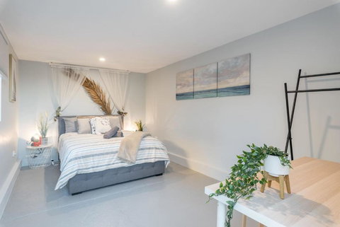 Detached Double Room - Seconds To Transport - Close To China Town - Shared Bathroom - Holiday Find 2