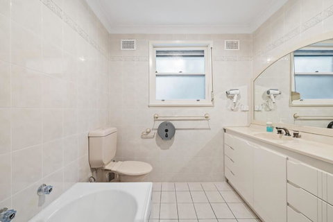 Detached Queen Room In Pymble - Serene Spot - Shared Bathroom - Holiday Find 3