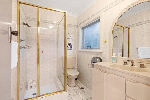 Detached Queen Room In Pymble - Serene Spot - Shared Bathroom - Holiday Find 4