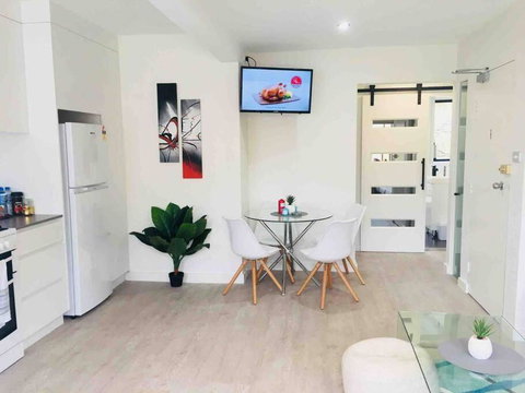 Dee Why 2 Bedroom Apartment - Holiday Find 0