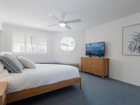 3 'Pelican Sands', 83 Soldiers Point Rd - Stunning Waterfront Unit With Magical Water Views & Air Conditioning - Holiday Find 1
