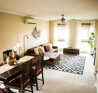 3 Bdrm House With Parking  Outdoor Entertaining - Holiday Find