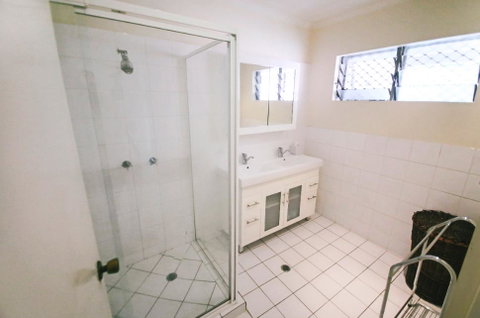 3 Bedroom Apartment // Spence St - Holiday Find 2