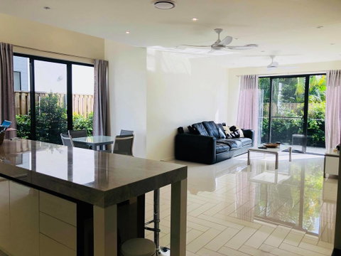 3 Bedroom Executive Luxury Beachside Townhouse - Holiday Find 0