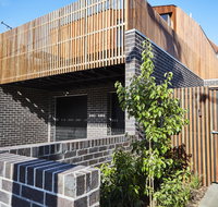 3-Bed House With Rooftop and Parking Near Yarra Park - Holiday Find
