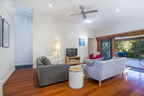 33 Bangalow - Narrawallee's Beautiful Bungalow - Holiday Find 0