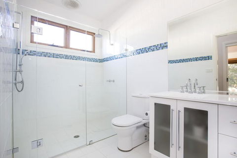 33 Bangalow - Narrawallee's Beautiful Bungalow - Holiday Find 3