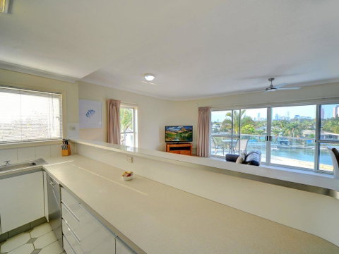 3br Broadbeach Lakefront Apartment - Holiday Find 2