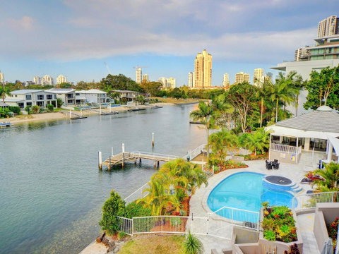 3br Broadbeach Lakefront Apartment - Holiday Find 1