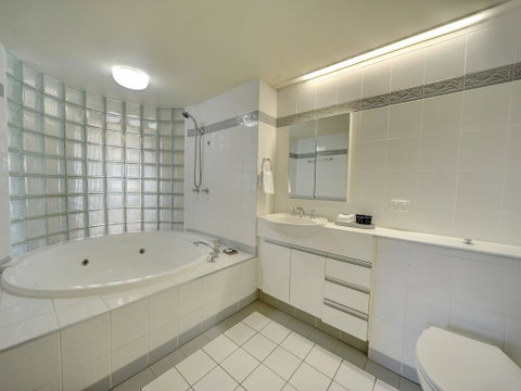 3br Broadbeach Lakefront Apartment - Holiday Find 3