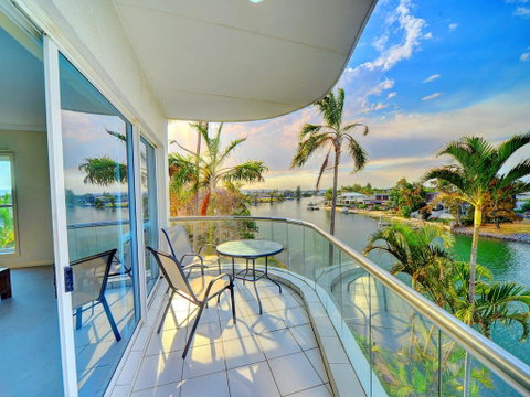 3br Broadbeach Lakefront Apartment - Holiday Find 0